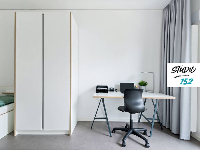 TYLKO DLA STUDENTÓW: Studio 152 – nowoczesny pokój w mieszkaniu 2-osobowym ze wspólną kuchnią, CZYNSZEM ALL-IN, ITP. w dzielnicy Rheingauviertel w Wiesbaden – Ansicht III: Schlaf- und Arbe…