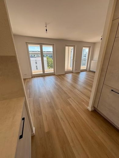 Renovierte 2 Zimmer Wohnung mit Loftfeeling in Pankow / Französisch Buchholz – Ausblick Küche ins WZ