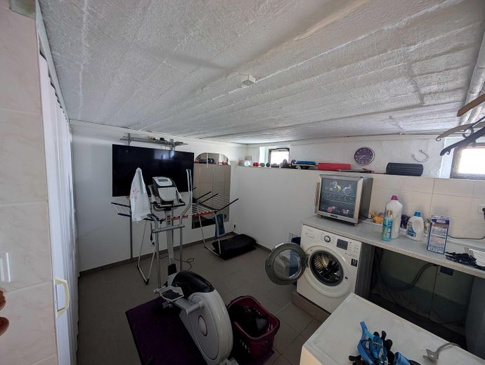 Wohnparadies Mehrgeneration Solar PV/Thermie, 80kWh Speicher, 2 Carport, Pool, WoMo-Platz – Keller/Fitness