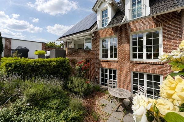 Zweifamilienhaus in Rheinnähe in begehrter Siedlung von Lörick mit separater Praxis-Einheit
