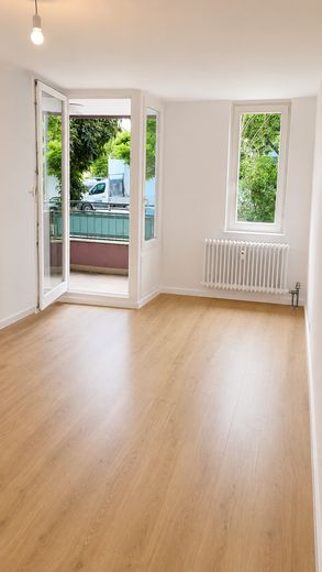 Ab 1.9.26: komplett renovierte 2er-WG mit neuer Küche & neuem Parkett – Nähe Seepark & Straßenbahn – Zimmer 1 (kl. Zimmer). Mit AI.