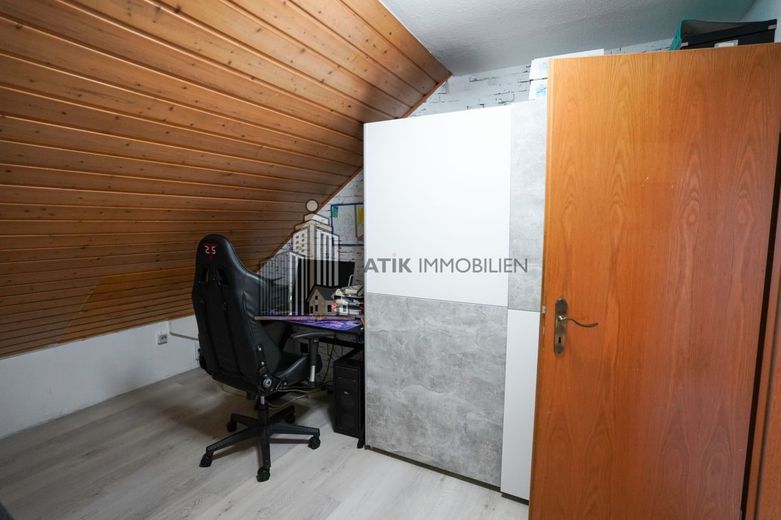 ATIK: Freistehendes Zweifamilienhaus mit Anbau auf großem Grundstück – Schlafzimmer DG