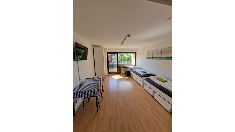 490 € Hausgeld? Dafür 511.000 € Rücklage, Hybrid-Heizung & 2 Balkone – unter 160.000 € – Zimmer links: Balkon