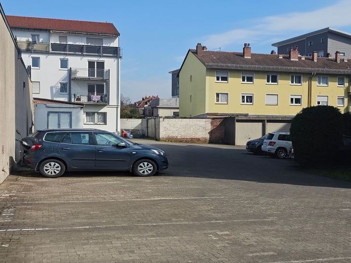 Investieren Sie in wertstabile Immobilien - wir machen es möglich! Kapitalanlage in Kaiserslautern. – Stellplätze im Hof