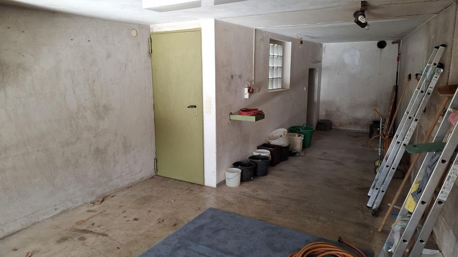 Freistehendes Einfamilienhaus mit 2 Wohneinheiten und Garten, 2 Garagen im Haus – Große Garage UG