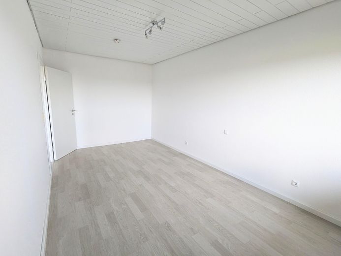 Hemen taşının: Yeşilliğe uzanan rüya gibi geniş manzaralı yenilenmiş 2,5 odalı daire – Schlafzimmer