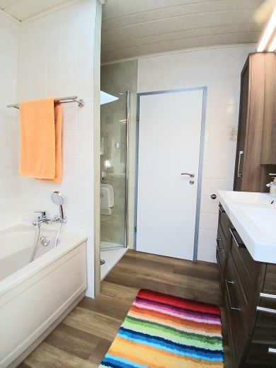 PROVISIONSFREI - Großer, charmanter  Bungalow mit Untergeschoß - keine Renovierungen, nur einziehen! – EG: Bad m. bodenebener  Dusche
