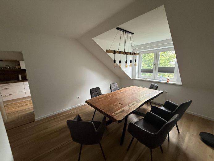 Modern dubleks daire, sakin konumda – balkon ve garajlı – Esszimmer
