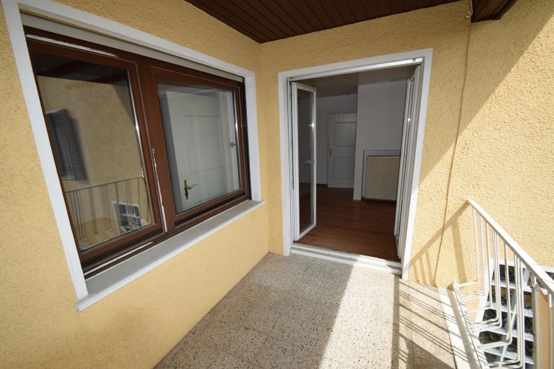 Provisionsfrei! Zweifamilienhaus, großer Sonnengarten – Balkon 1. OG