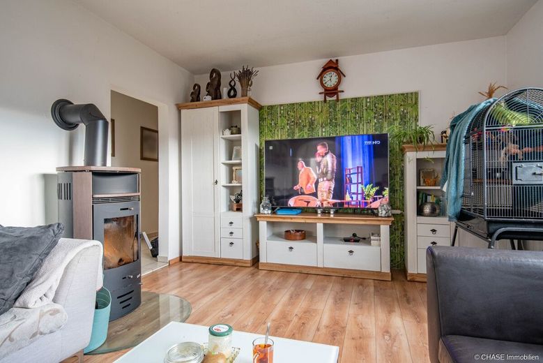 Einzigartiges Einfamilienhaus in angenehmer Hanglage mit Pool &amp; großem Grundstück - in Eschershausen – EG - Wohnzimmer