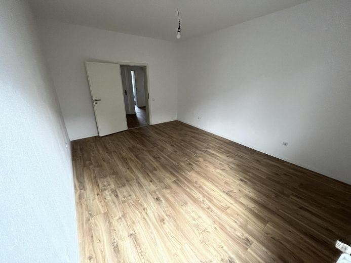 renovierte 3-Zimmer-Wohnung mit Balkon und bester Verkehrsanbindung – Musterfoto Schlafzimmer