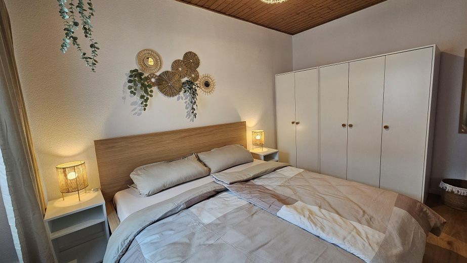 Moderno appartamento arredato di 2 locali a Fürth - PREZZO TUTTO INCLUSO – Schlafzimmer