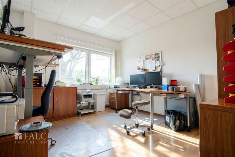 +++ Zukunftssicher investieren: Vielseitige Gewerbeimmobilie mit A19-Anbindung und Flughafen-Nähe ++ – Büro II