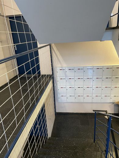 Top-Lage & Weitblick am Fennsee: Helle, bezugsfreie 2-Zimmer-Wohnung. Für Selbstnutzer oder Anleger – Treppenhaus