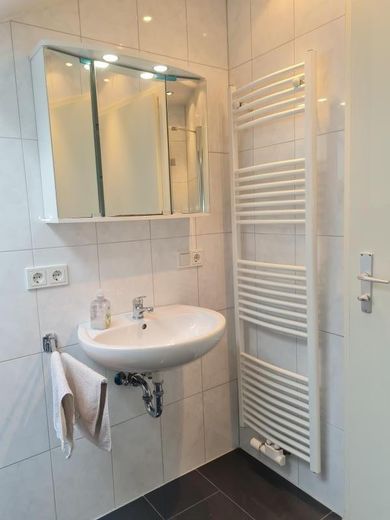 Neuwertige 2 Zimmer Granitboden Echtglasdusche Terrasse Ruhig – Waschplatz Badetuchtrockner