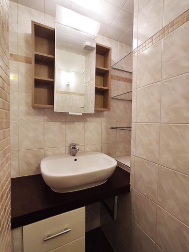 Badezimmer mit Spiegelschrank