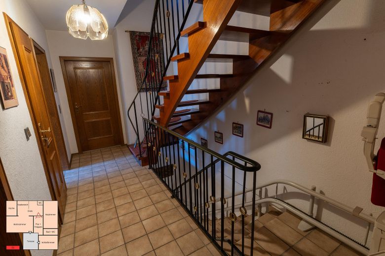 Ideales Haus für Familie mit 2–4 Kinder in sehr ruhiger Traumlage und viel Platz in Bühl-Weitenung – Flur / Treppen