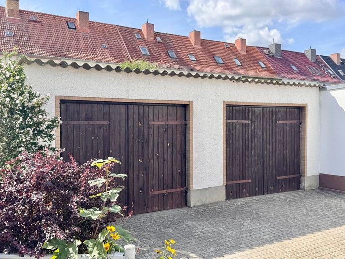 HORN IMMOBILIEN ++ Neubrandenburg Vogelviertel, Haus mit Grundstück, Terrasse und 3 Garagen – Garage
