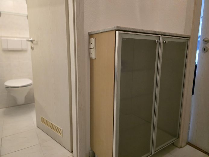 Möblierte 2-Zi. EG-Wohnung in Bockenheim am Niddapark von privat – Flur mit Schrank