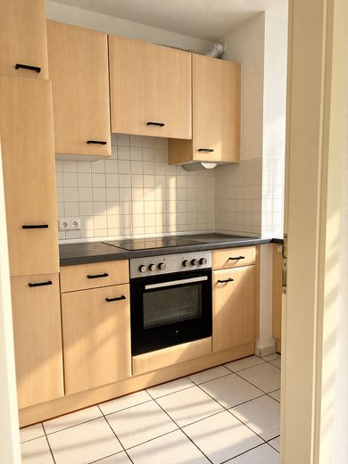 Lichtdurchflutete 2,5-Zimmer-Wohnung mit Loggia und Blick ins Grüne – KÜCHE