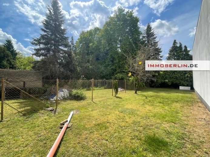 IMMOBERLIN.DE - Sanierungsbedürftiges Haus mit Nebengebäuden & Südgarten in naturverbundener Lage – Foto 1