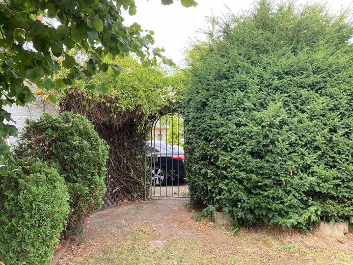 Gepflegtes Reihenendhaus mit Garten in Bremen-Huchting – Romantisches Gartentor