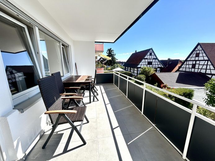 Wymarzone 3,5-pokojowe mieszkanie z nowoczesną kuchnią w zabudowie, garażem indywidualnym i XXL balkonem – Sanierter XXL-Balkon