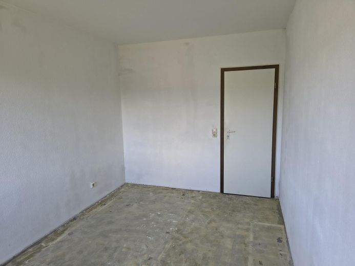 Appartement en copropriété solide de 2 pièces avec loggia et vue imprenable dans un emplacement calme – Schlafzimmer