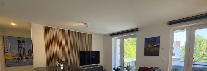 Penthouse im Staffelgeschoss mit großzügigem Wohnbereich, Balkon und hochwertiger Ausstattung – Wohnzimmer