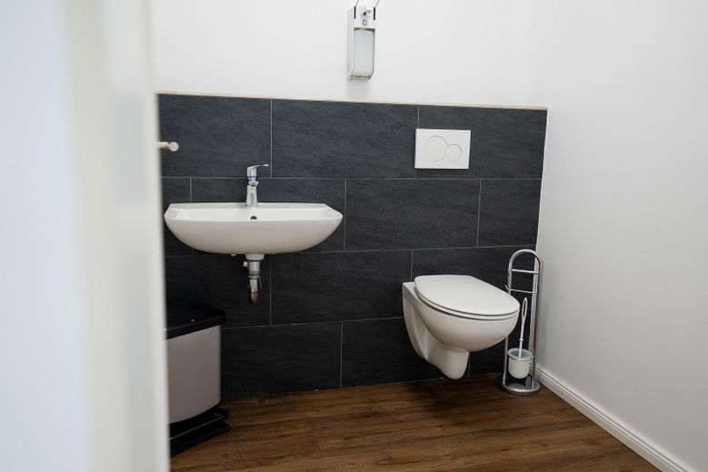 Repräsentive Gewerbeimmobilie mit Einliegerwohnung – WC 1