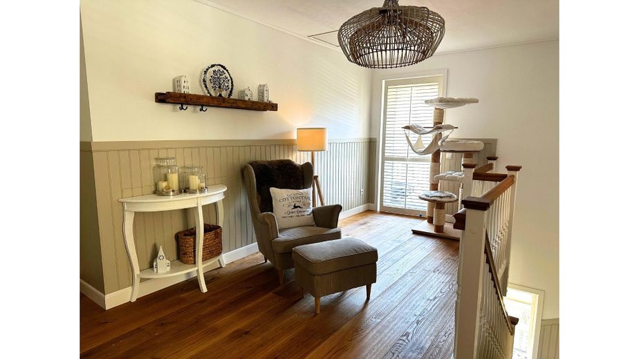 Traumhaus in der Eifel – Allroom mit Balkonzugang