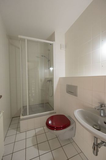 Vollunterkellertes Reihenhaus in ruhiger Stadtrandlage mit Garten und separater Garage – Duschbad 1.OG
