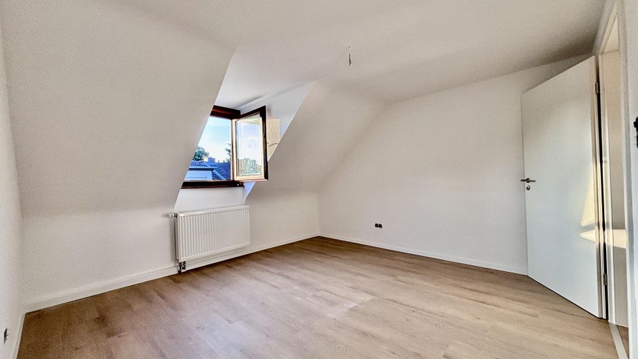 Appartamento di 3 locali appena ristrutturato all’ultimo piano – libero subito | Düren – Schlafzimmer 2