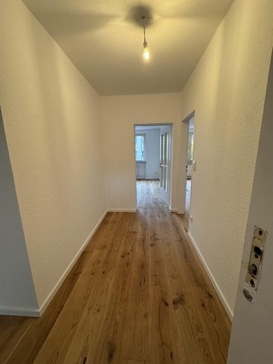 Encantador y amplio apartamento de 2 habitaciones con balcón en una ubicación privilegiada en Berger Straße. – Foto 17