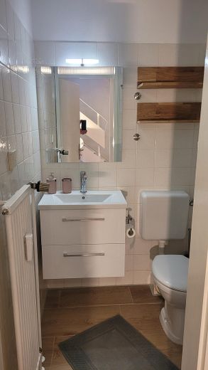 2-Zimmer-Maisonettewohnung mit Balkon – Badezimmer