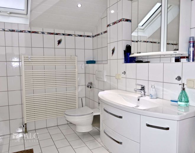 Einfach Mehr: Kernsaniertes 2-Familien-Haus. Top Lage-Zustand-Ausstattung. TE für beide Wohnungen. – Wohnung OG: Badezimmer
