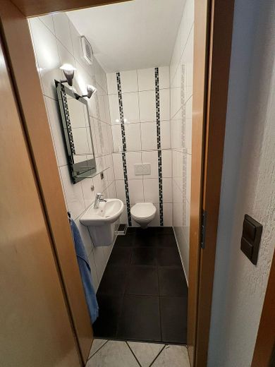 Geschmackvolle 3,5-Zimmer-Wohnung in Holthausen mit gut ausgestattetem Wohnbereich, Balkon und EBK – Gästetoilette