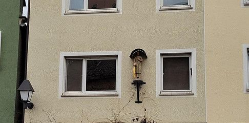 Rarität: Charmantes Zuhause im historischen Ortskern vielseitig nutzbar – Straßenansicht