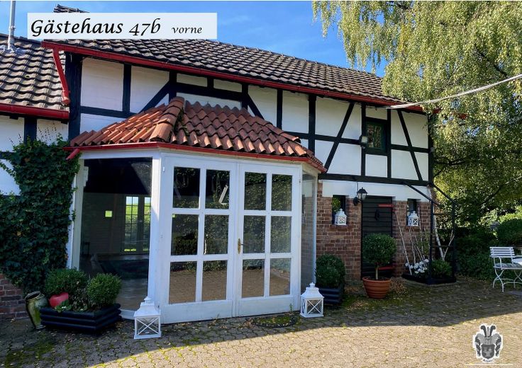 Historischer Bauernhof mit 3 Wohneinheiten & Stall – Leben, Arbeiten, Vermieten nahe Köln & Bonn – Gästehaus 47b vorne
