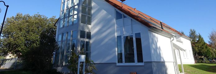Освітлена природним світлом половина будинку з садом – Außenansicht