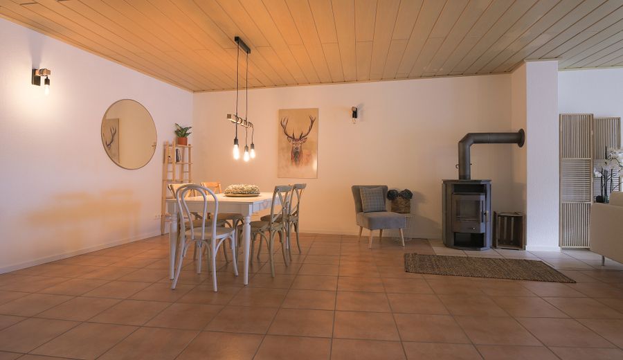 Casa unifamiliare ristrutturata con 2 garage enormi e innumerevoli possibilità di sviluppo – Foto 16