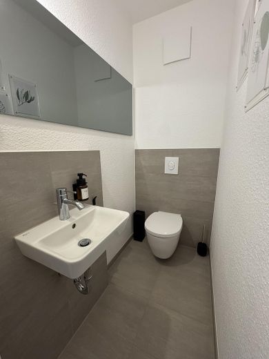 Modernes Gäste-WC im EG