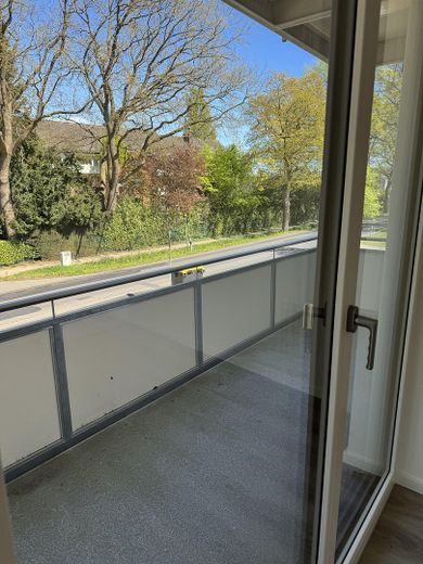 Stadtnah & naturnah: moderne, energieeffiziente 2-Zimmer-Neubauwohnung nahe Hamburg mit Smart Home – Balkonsicht Wohn-Essbereich
