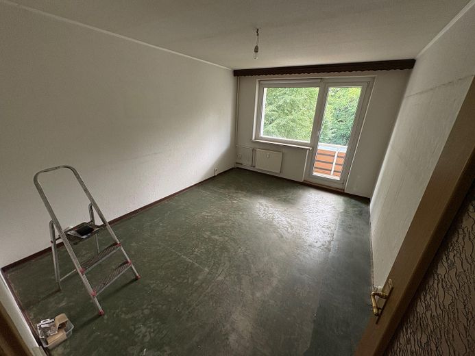 2,5-Zi.-ETW mit Süd-Balkon in ruhiger, grüner Lage – Magdeburg-Stadtfeld Ost – Wohnzimmer mit Balkon Zugang