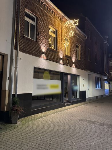 Außenansicht mit Schaufenstern