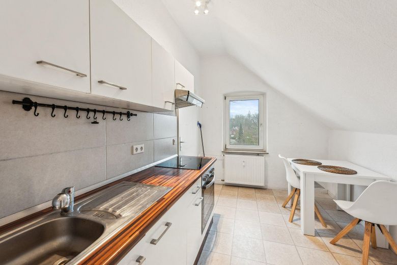 Komplett möblierte 2-Zimmer-Dachgeschosswohnung in Osnabrück-Sonnenhügel – Foto 3