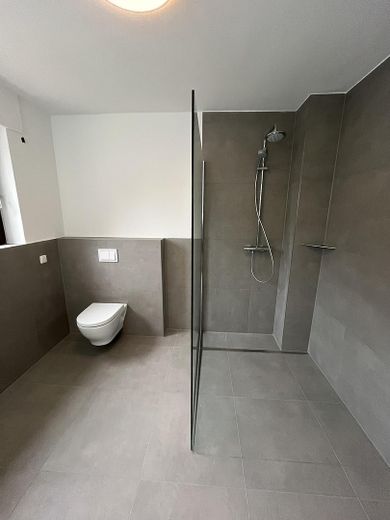 Kernsanierte Gartenwohnung mit Terrasse, Einbauküche und Garage in gefragter Lage von Erkelenz – Bad 2
