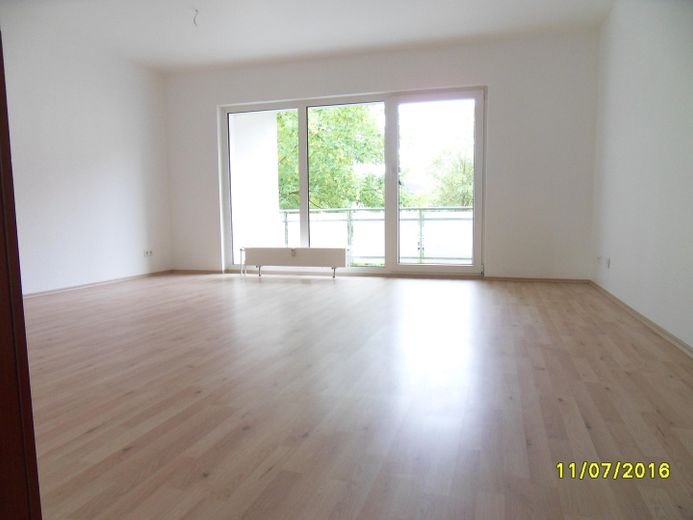 Helle 3,5-Zimmerwohnung mit komplett saniertem Badewannebad mit Fenster und sonnigem SÜD-WEST-Balkon – Wohnzimmer
