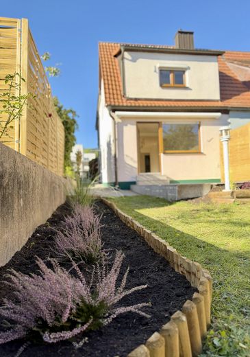 منزل شبه منفصل مُجدّد بحديقة – 100 م² مساحة سكنية، مرآب في تسيرندورف – Angelegte Gartenbeete am Haus