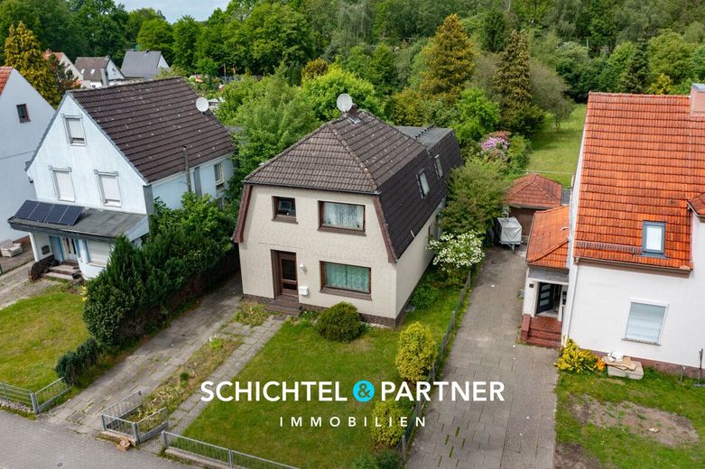 Huchting | Freistehendes Ein- Zweifamilienhaus mit großem Grundstück – S&amp;P | Titelbild